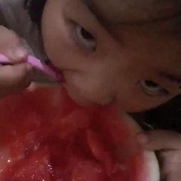 小孩和中年女孩吃瓜,小孩与中年女孩的瓜界奇遇