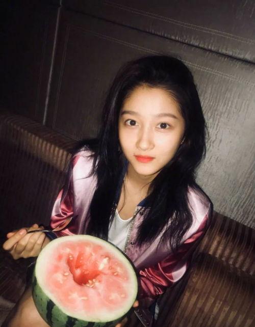 姐妹吃瓜拍照图片,欢乐瞬间定格