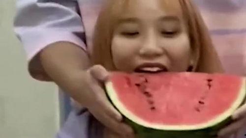 吃瓜网情侣,甜蜜互动，揭秘明星爱情故事