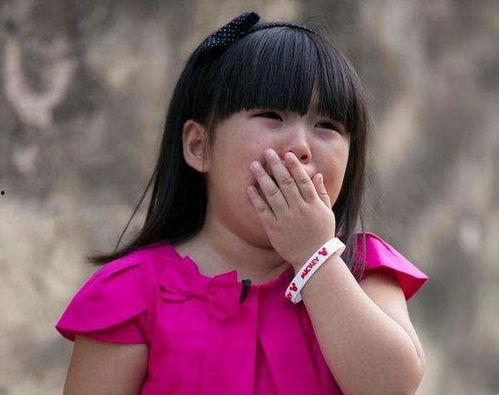 王奕吃瓜照片,捕捉明星日常趣味瞬间